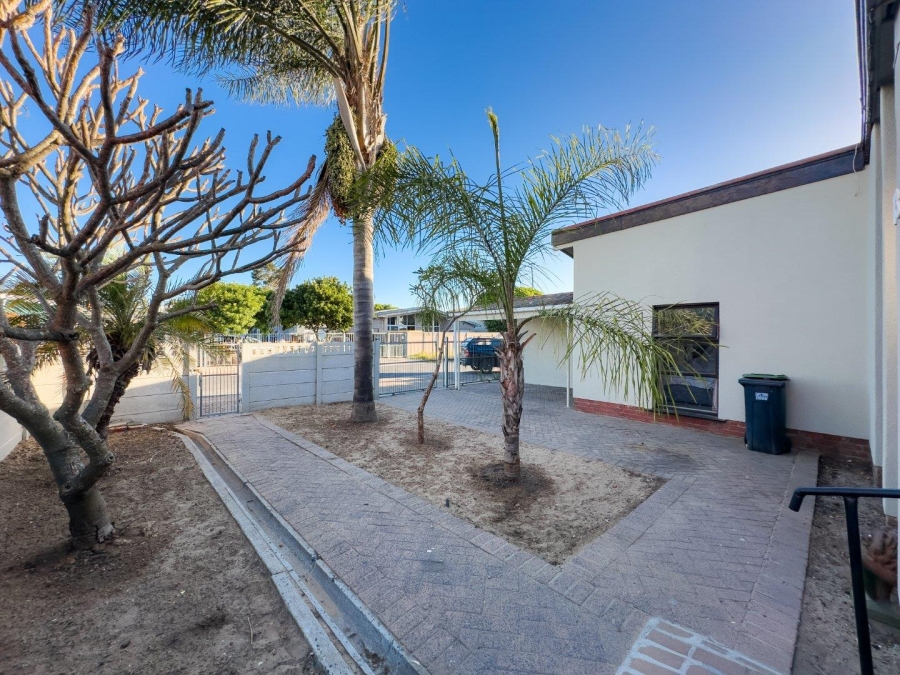 3 Bedroom Property for Sale in Peerless Park East Western Cape